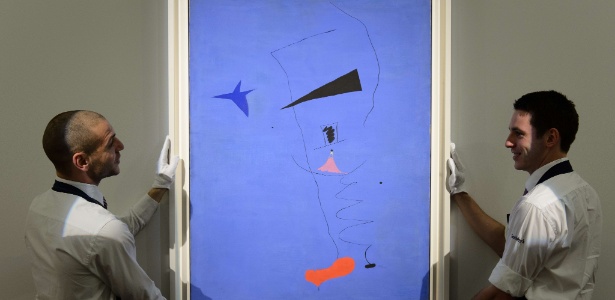 Funcionários da Sotheby"s mostram "Estrela Azul", quadro de Joan Miró vendido a preço recorde - Leon Neal/AFP