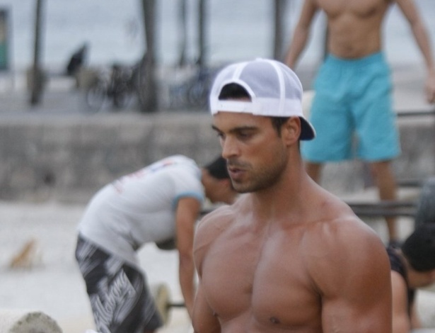 Gustavo Salyer se exercitou pela orla da praia do Arpoador, zona sul do Rio (19/6/12). O modelo foi eliminado do reality show 