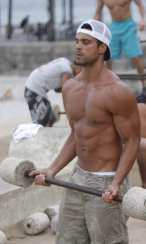 Gustavo Salyer se exercitou pela orla da praia do Arpoador, zona sul do Rio (19/6/12). O modelo foi eliminado do reality show "A Fazenda 5"