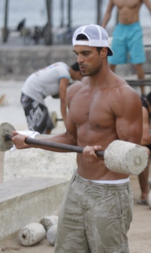 Gustavo Salyer se exercitou pela orla da praia do Arpoador, zona sul do Rio (19/6/12). O modelo foi eliminado do reality show "A Fazenda 5"