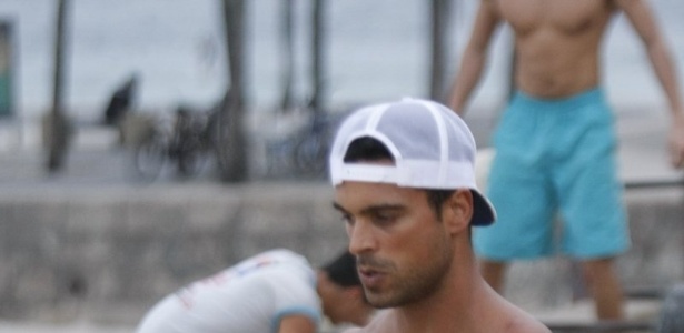 Gustavo Salyer se exercitou pela orla da praia do Arpoador, zona sul do Rio (19/6/12). O modelo foi eliminado do reality show 