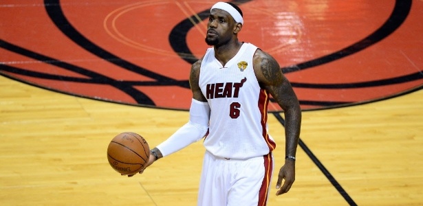 Machucado, LeBron James teve de deixar a quadra carregado no jogo 4 da final - Ronald Martinez/Getty Images/AFP