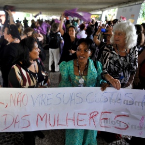 Mulheres do mundo todo fazem protesto pelos direitos femininos nesta terça-feira (18) no Riocentro - Marcello Casal Jr./Agência Brasil