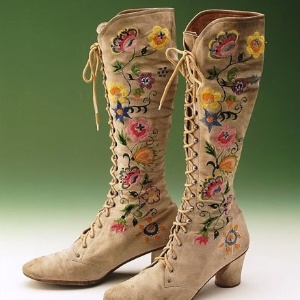 Northampton era conhecida no passado por ser um importante centro de fabricação de calçados. Acima, botas de camurça bordadas, criadas por Kurt Geiger em 1970 - John Roan/ The Shoe Collection, Northampton Museums & Art Gallery