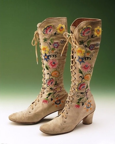 Northampton era conhecida no passado por ser um importante centro de fabricação de calçados. Acima, botas de camurça bordadas, criadas por Kurt Geiger em 1970 - John Roan/ The Shoe Collection, Northampton Museums & Art Gallery