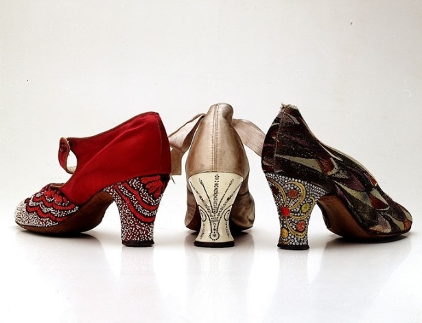Nos anos 20, sapatos com saltos laqueados encrustados de jóias, como os que aparecem nesta imagem, estavam na moda - John Roan/ The Shoe Collection, Northampton Museums & Art Gallery