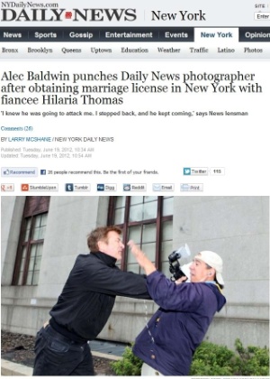O ator americano Alec Baldwin bateu em um fotógrafo que o esperava na saída de um cartório em Nova York (19/6/12)