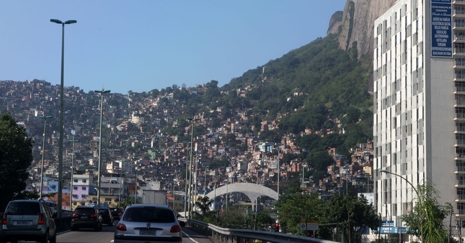 O Censo 2010 indicou que a Rocinha, em São Conrado, é a favela mais populosa do país, com 69 mil habitantes. A favela ocupou uma área de floresta ao longo de décadas e ainda se expande verticalmente. Segundo José Araruna, da PUC-Rio, o principal problema hoje é a falta de esgotamento adequado. "Cerca de 90% da favela é atendida com água tratada, mas parte do esgoto ainda está sendo lançado no mar sem tratamento", diz. O resultado são péssimos índices de balneabilidade na praia do Pepino, onde aparecem línguas negras quando chove
