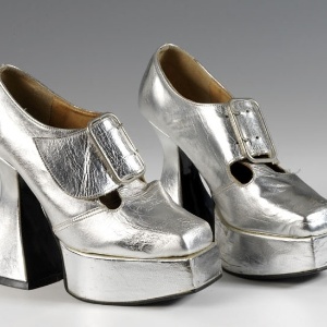 O Museu e Galeria de Northampton, na Inglaterra, deu início a uma das exposições de sapatos mais completas do mundo, com modelos de diversas décadas e autores. Acima, sapatos de plataforma criados pelo estilista John Fluevog, da marca Sacha, nos anos 70 - John Roan/ The Shoe Collection, Northampton Museums & Art Gallery
