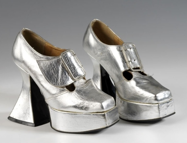 O Museu e Galeria de Northampton, na Inglaterra, deu início a uma das exposições de sapatos mais completas do mundo, com modelos de diversas décadas e autores. Acima, sapatos de plataforma criados pelo estilista John Fluevog, da marca Sacha, nos anos 70 - John Roan/ The Shoe Collection, Northampton Museums & Art Gallery
