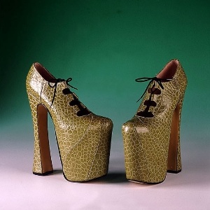 Os sapatos da imagem foram criados pela estilista Vivienne Westwoodnos nos anos 90. Eles são lembrados porque eram usados pela modelo Naomi Campbell quando ela tropeçou na passarela em 1993 - John Roan/ The Shoe Collection, Northampton Museums & Art Gallery