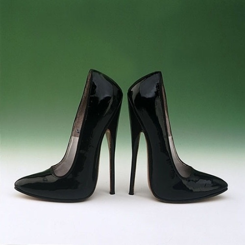 Os sapatos envernizados da imagem acima são tamanho 46, que faz pensar que eles podem ter sido criados para um homem - John Roan/ The Shoe Collection, Northampton Museums & Art Gallery