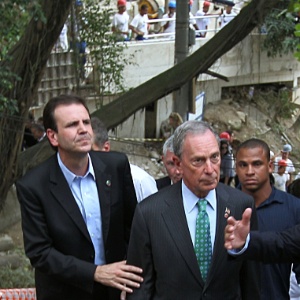 Bloomberg foi apresentado pelo prefeito do Rio, Eduardo Paes, a um projeto de construção de casas ecológicas na UPP Chapéu-Mangueira/Babilônia - Júlio César Guimarães/UOL
