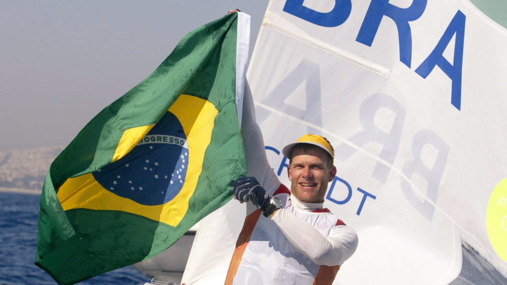 Robert Scheidt comemora sua medalha de ouro na vela nos Jogos Olímpicos de Atenas-2004