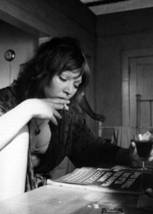 Susan Tyrrell em cena de "Cidade das Ilusões" (1972) - Reprodução/SusanTyrrell.com