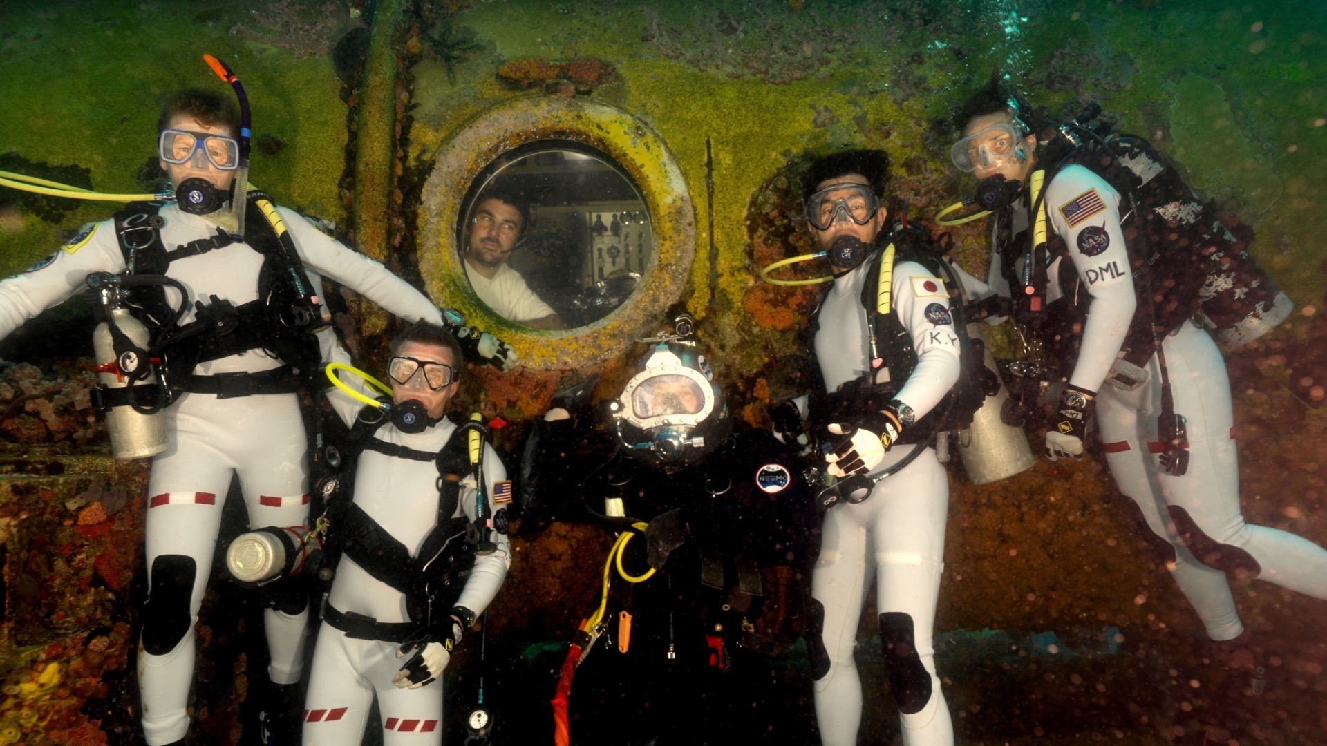 Fotos: Nasa divulga imagens de equipe em base subaquática para viagem a ...