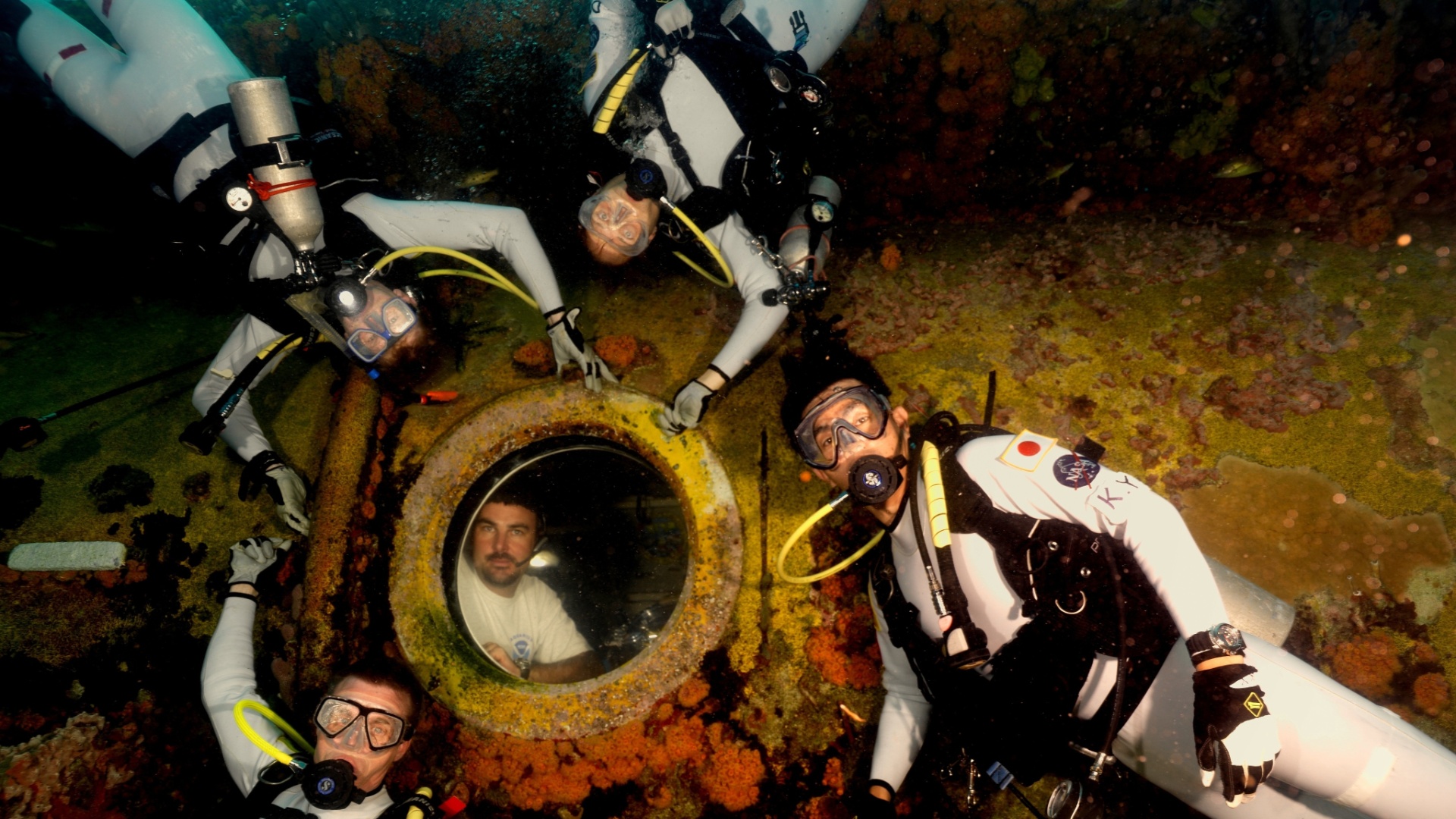 Fotos: Nasa divulga imagens de equipe em base subaquática para viagem a ...