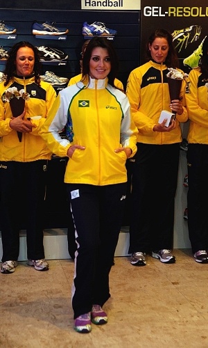 Atletas observam lançamento do novo uniforme da seleção brasileira de handebol para Londres-2012