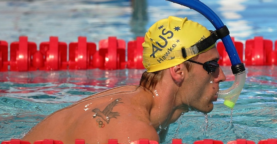 Brett Hawke, nadador australiano que depois viria a ser técnico de Cesar Cielo, tatuou nas costas os aros olímpicos e uma ave