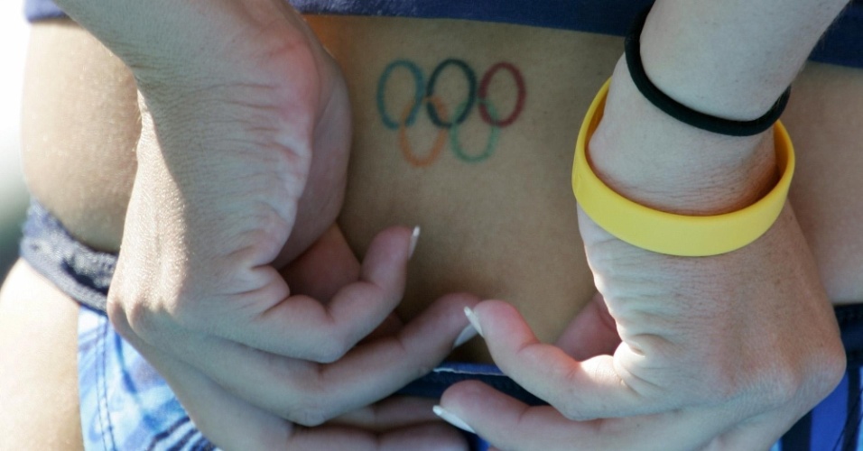 Detalhe da tatuagem no cóccix de uma nadadora, clicada nos Jogos Olímpicos de Atenas