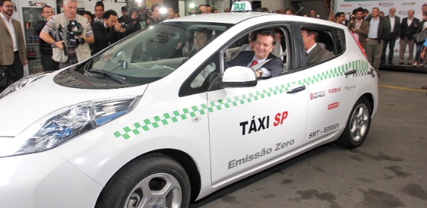 Kassab dirige táxi com tecnologia de emissão zero de poluentes; no dia 5 de junho, ele lançou um projeto piloto de táxis elétricos na cidade, que testa a viabilidade da nova tecnologia para a frota da capital - Divulgação/Prefeitura de São Paulo