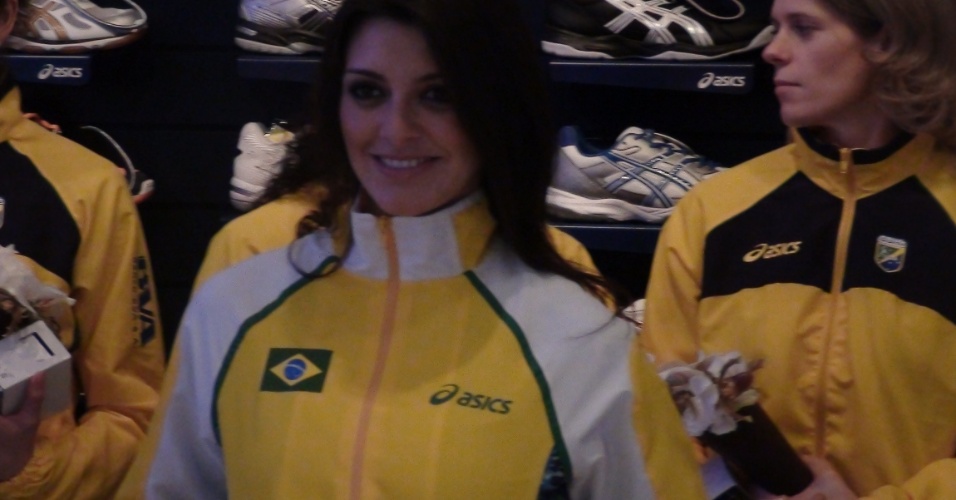 Jogadoras brasileiras observam a apresentação dos uniformes do handebol do país para a Olímpiada de Londres