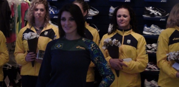 Jogadoras da seleção de handebol observam o lançamento dos uniformes para a Olímpiada de Londres