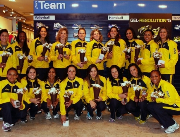 Jogadores da seleção brasileira de handebol posam com o novo uniforme da seleção brasileira