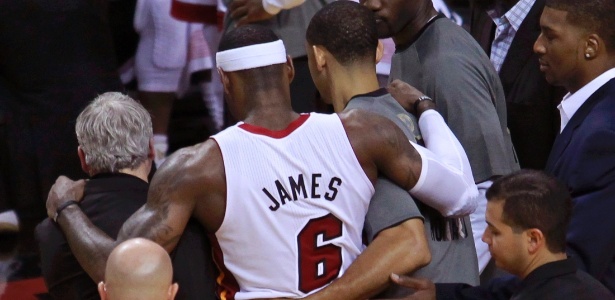 LeBron James deixa quadra carregado no fim do jogo 4 das finais da NBA; situação do ala preocupa