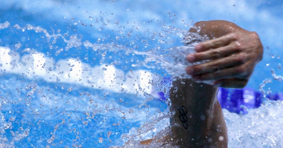 Nadador alemão em ação com sua tatuagem dos aros olímpicos durante o Campeonato Alemão de natação, em 2012. 