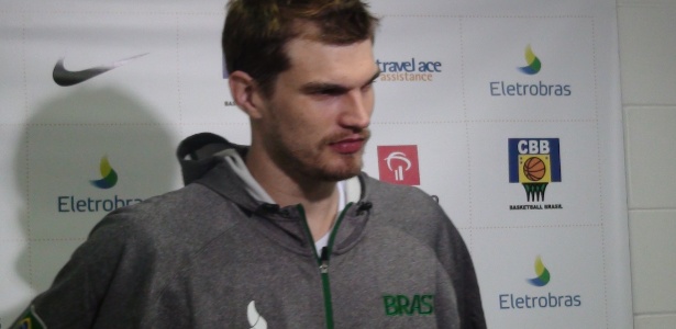 Tiago Splitter concede entrevista após o treino da seleção masculina em São Paulo