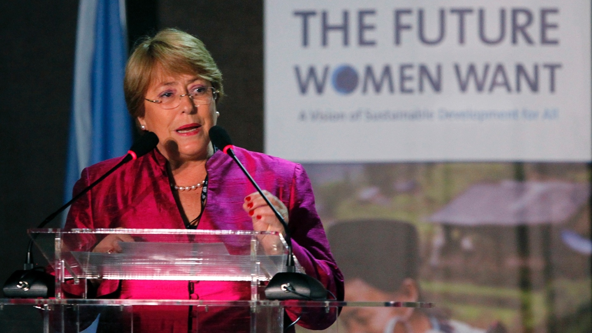 21.jun.2012 - A ex-presidente do Chile, Michelle Bachelet, participou da conferência "The Future Women Want", com outras presidentes mulheres na Rio+20 - Reuters