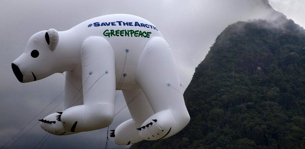Balão inflável gigante de urso polar lançado pelo Greenpeace nesta quinta-feira (21) - EFE/Marizilda Cruppe/Greenpeace