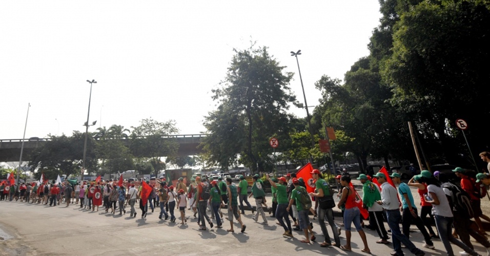 21.jun.2012 - Cerca de 3 mil pessoas do Movimento dos Trabalhadores Rurais Sem Terra (MST) fazem passeata por ruas do centro do Rio em defesa da agricultura camponesa no país, durante a Rio+20, Conferência da ONU sobre Desenvolvimento Sustentável - Marcello Casal Jr./ABr