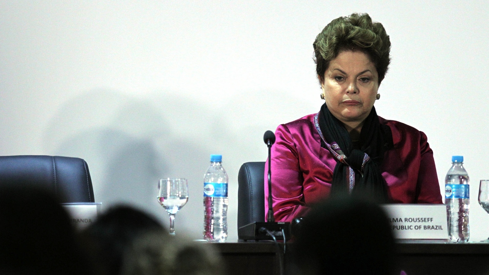 21.jun.2012 - Durante encontro de presidentes mulheres na Rio+20, a presidente Dilma Rousseff reclamou do ar condicionado do auditório - Júlio César Guimarães/UOL