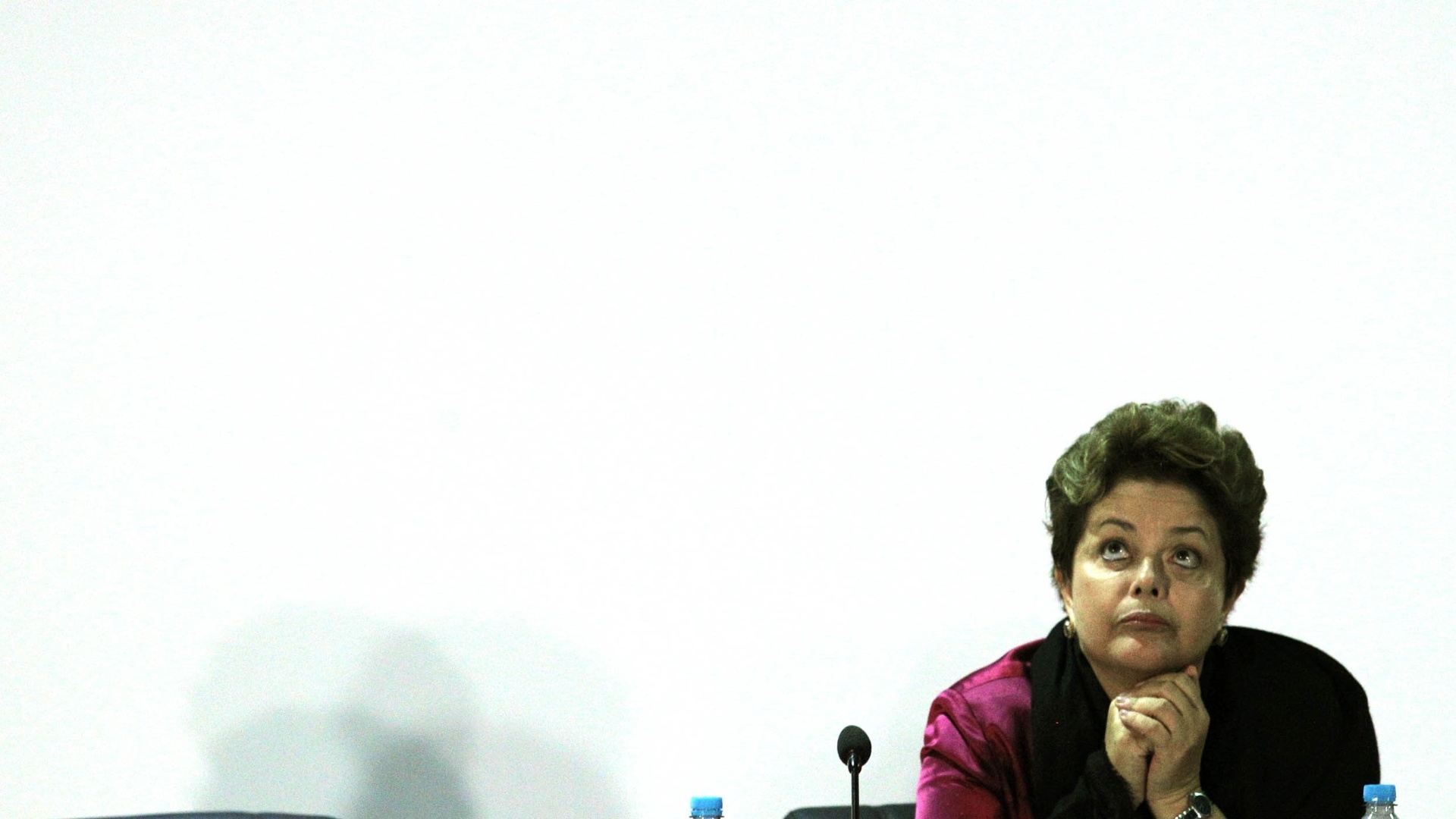 21.jun.2012 - Durante encontro de presidentes mulheres na Rio+20, a presidente Dilma Rousseff reclamou do ar condicionado do auditório - Júlio César Guimarães/UOL