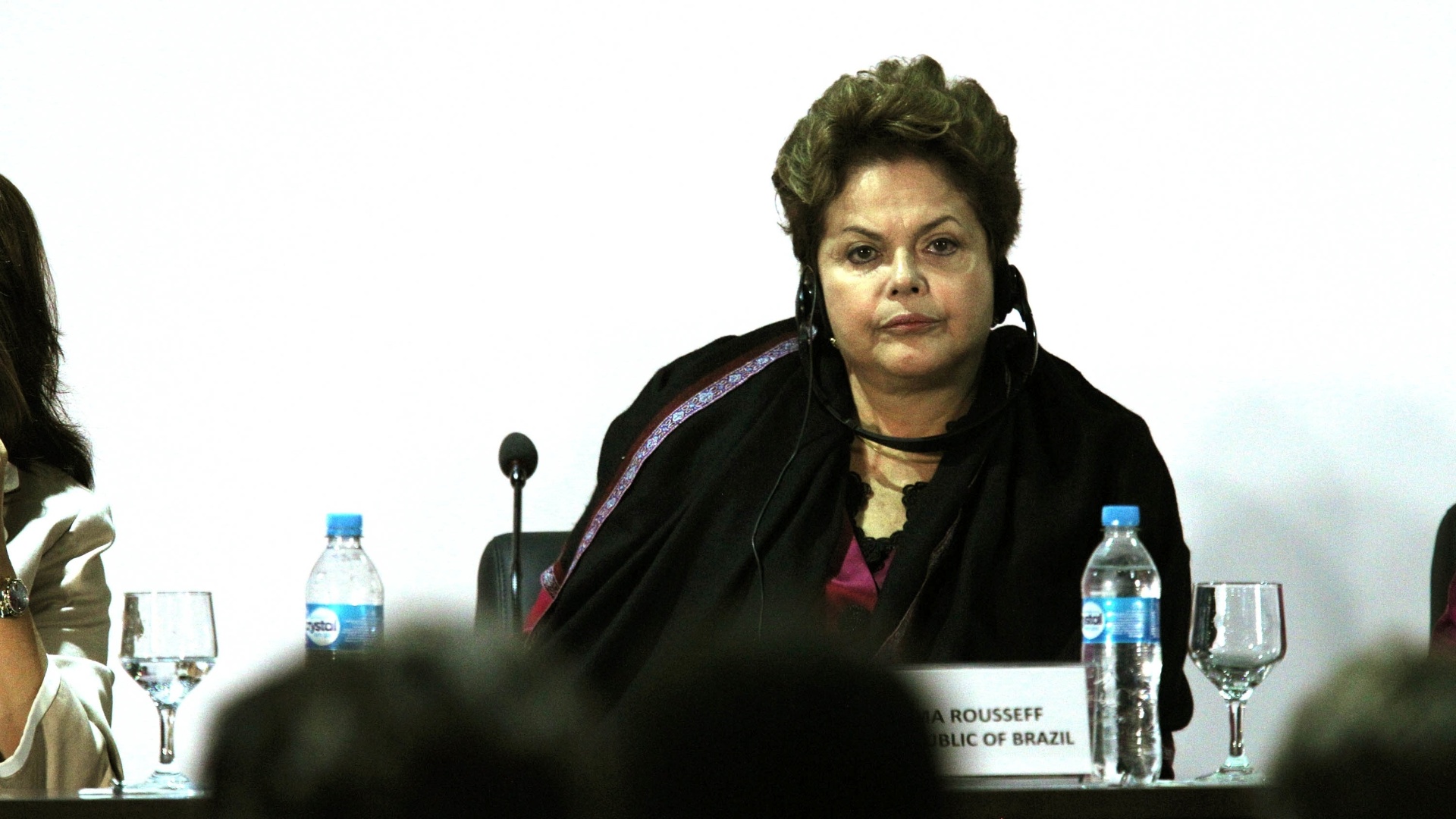 21.jun.2012 - Durante encontro de presidentes mulheres na Rio+20, a presidente Dilma Rousseff reclamou do ar condicionado do auditório. Ela pediu um xale para se proteger do frio - Júlio César Guimarães/UOL