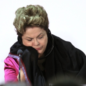Durante encontro de presidentes mulheres na Rio+20, a presidente Dilma Rousseff reclamou do ar condicionado do auditório. Ela pediu um xale para se proteger do frio - Júlio César Guimarães/UOL