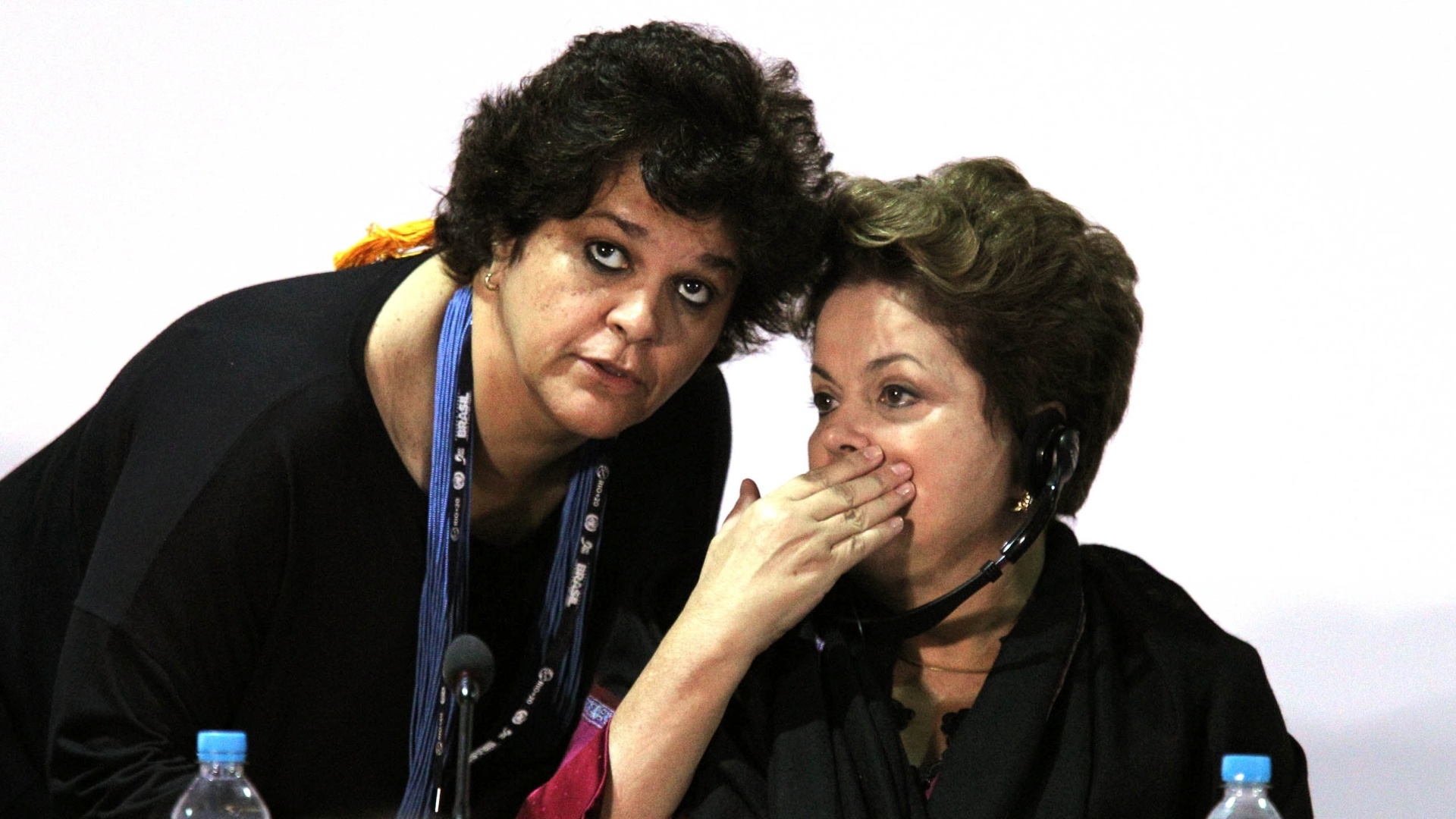 21.jun.2012 - Durante encontro de presidentes mulheres na Rio+20, a presidente Dilma Rousseff reclamou do ar condicionado do auditório. Ela pediu um xale para se proteger do frio - Júlio César Guimarães/UOL