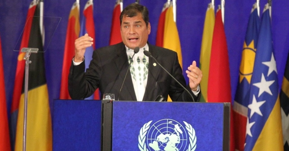 21.jun.2012 - Em plenária da Rio+20, o presidente do Equador, Rafael Correa, discursa durante evento que discute questões ambientais e sustentáveis para o mundo - Fernando Maia/EFE