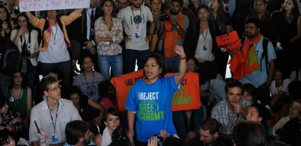 Jovens e representantes de entidades civis fazem manifestação para evitar fracasso da Rio+20 - Fabio Rodrigues Pozzebom/ABr