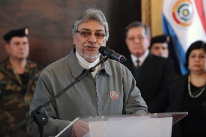 O presidente do Paraguai, Fernando Lugo, fala no palácio presidencial após a Câmara dos Deputados abrir processo de impeachment dele