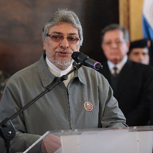 O presidente do Paraguai, Fernando Lugo, fala no palácio presidencial após a Câmara dos Deputados abrir um processo de impeachment contra ele, por "baixa performance das funções"