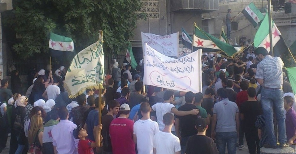 21.jun.2012 -  População de Barza, perto de Damasco (Síria)