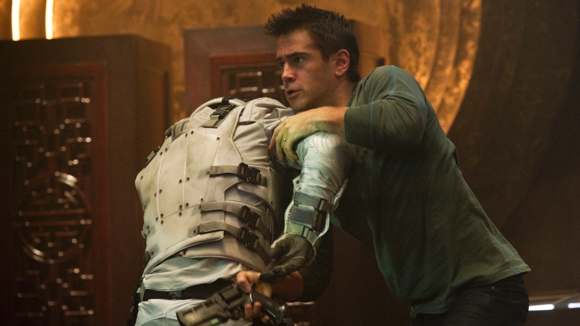 Colin Farrell e a atriz Kate Beckinsale em cena do filme "O Vingador do Futuro" (2012) - Divulgação