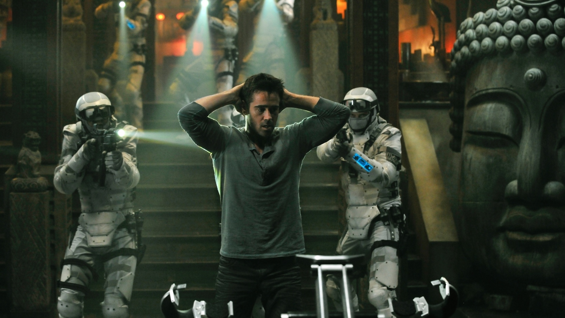 Colin Farrell em cena do filme "O Vingador do Futuro" (2012) - Divulgação