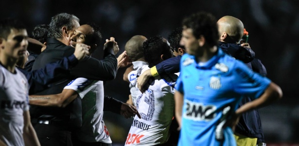 Corintianos se abraçam e comemoram inédita classificação para a final da Libertadores - Leandro Moraes/UOL