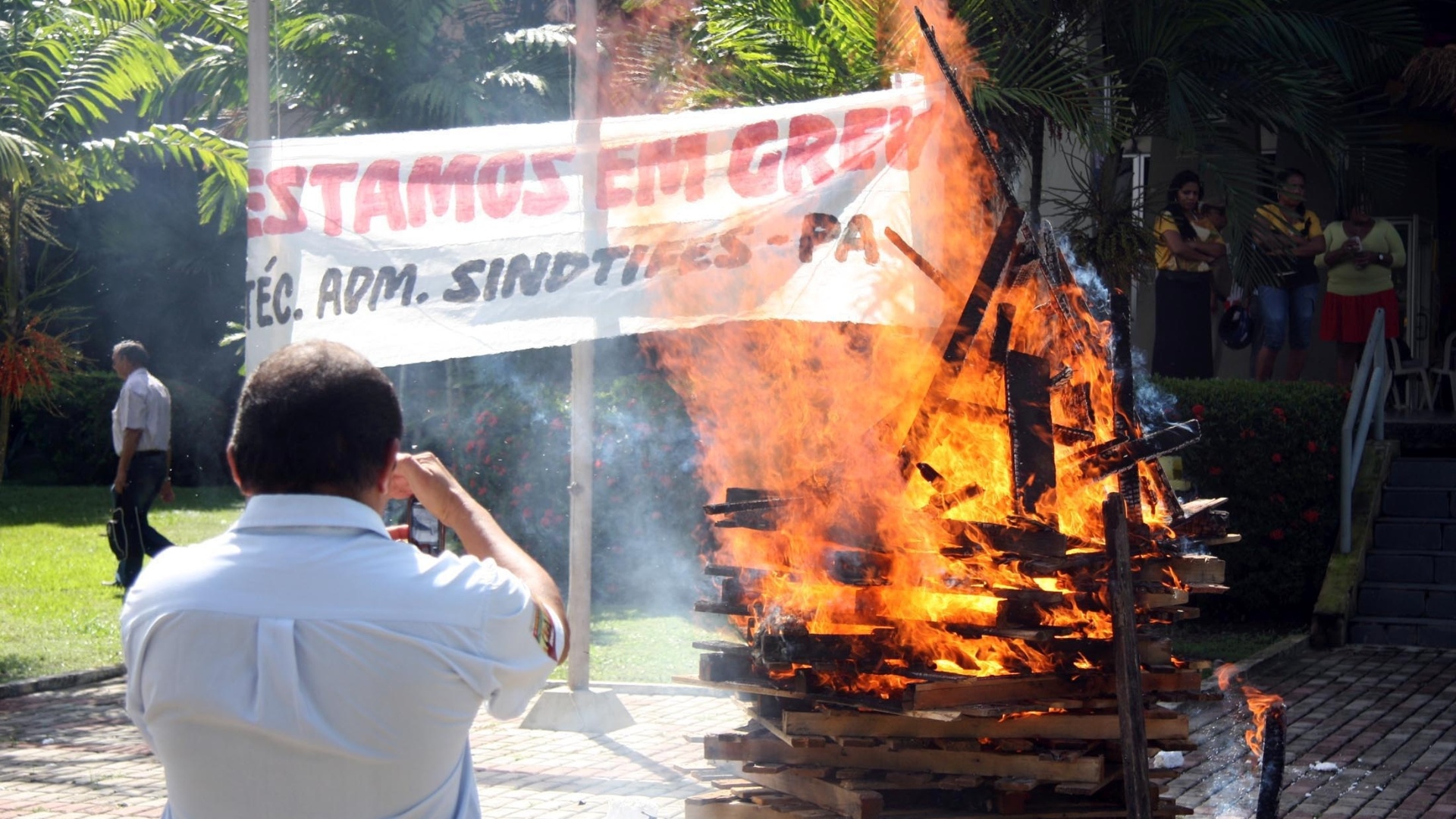 Em greve, professores da UFPA (Universidade Federal do Pará), em Belém, fecharam os portões da universidade no início da manhã desta quinta-feira (21). Com isso, só pedestres podem entrar na instituição - carros e motos são impedidos. Os docentes também fizeram uma fogueira como forma de protesto - Igor Mota/Futura Press