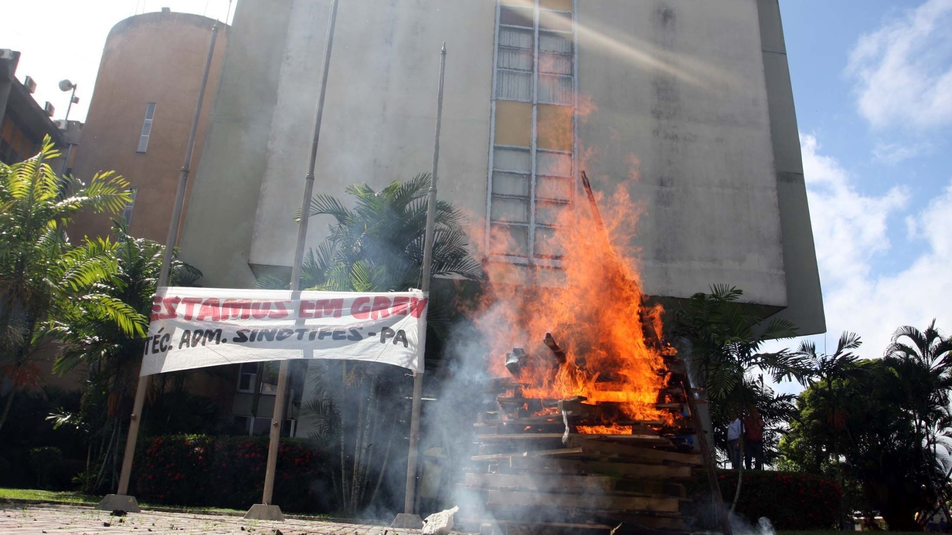 Em greve, professores da UFPA (Universidade Federal do Pará), em Belém, fecharam os portões da universidade no início da manhã desta quinta-feira (21). Com isso, só pedestres podem entrar na instituição - carros e motos são impedidos. Os docentes também fizeram uma fogueira como forma de protesto - Igor Mota/Futura Press
