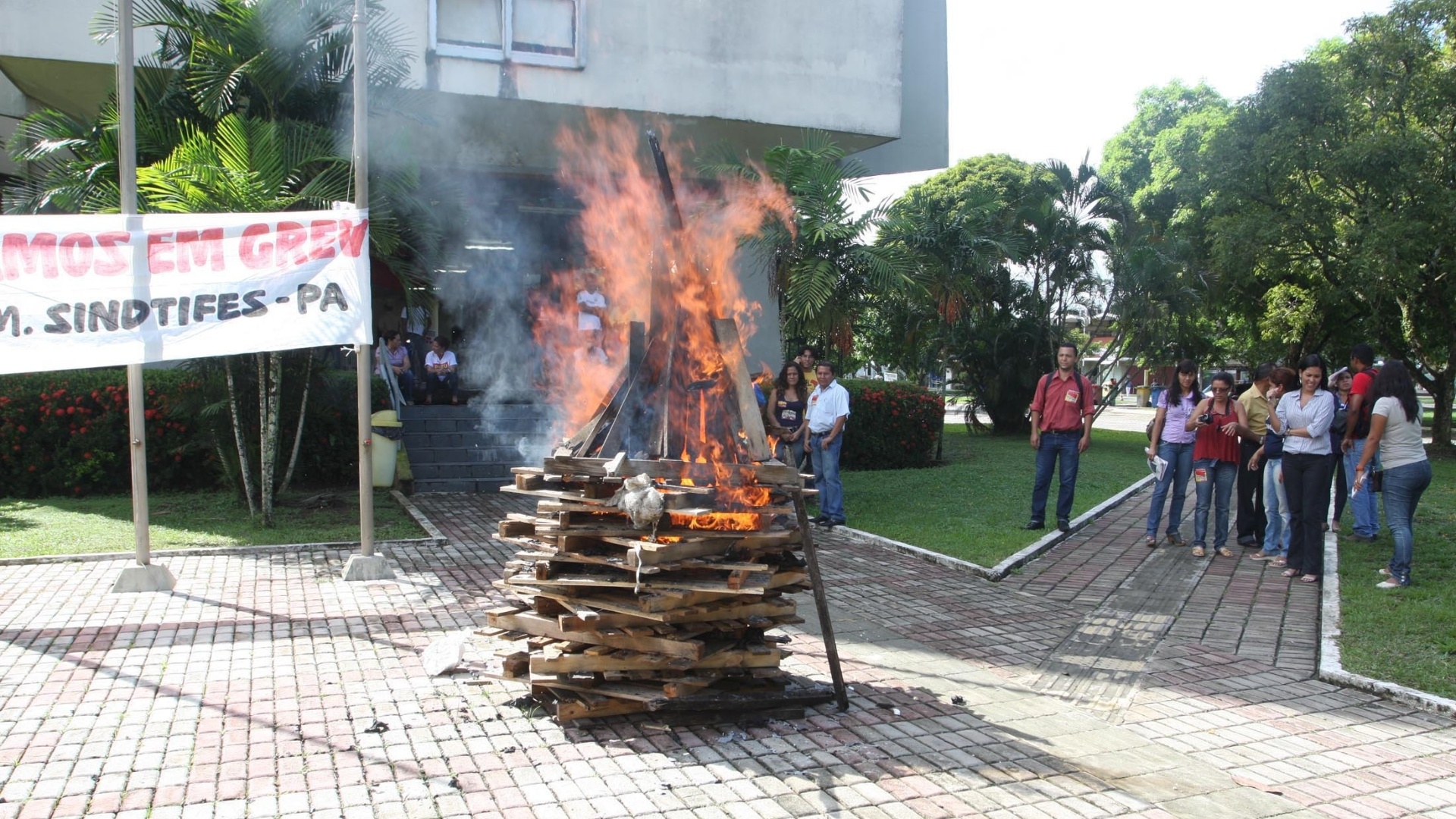 Em greve, professores da UFPA (Universidade Federal do Pará), em Belém, fecharam os portões da universidade no início da manhã desta quinta-feira (21). Com isso, só pedestres podem entrar na instituição - carros e motos são impedidos. Os docentes também fizeram uma fogueira como forma de protesto - Igor Mota/Futura Press